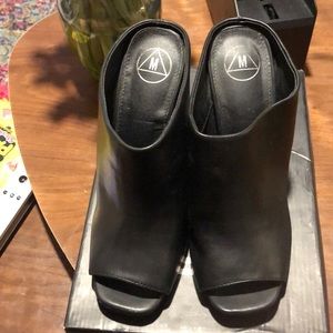 Asymmetric block heel